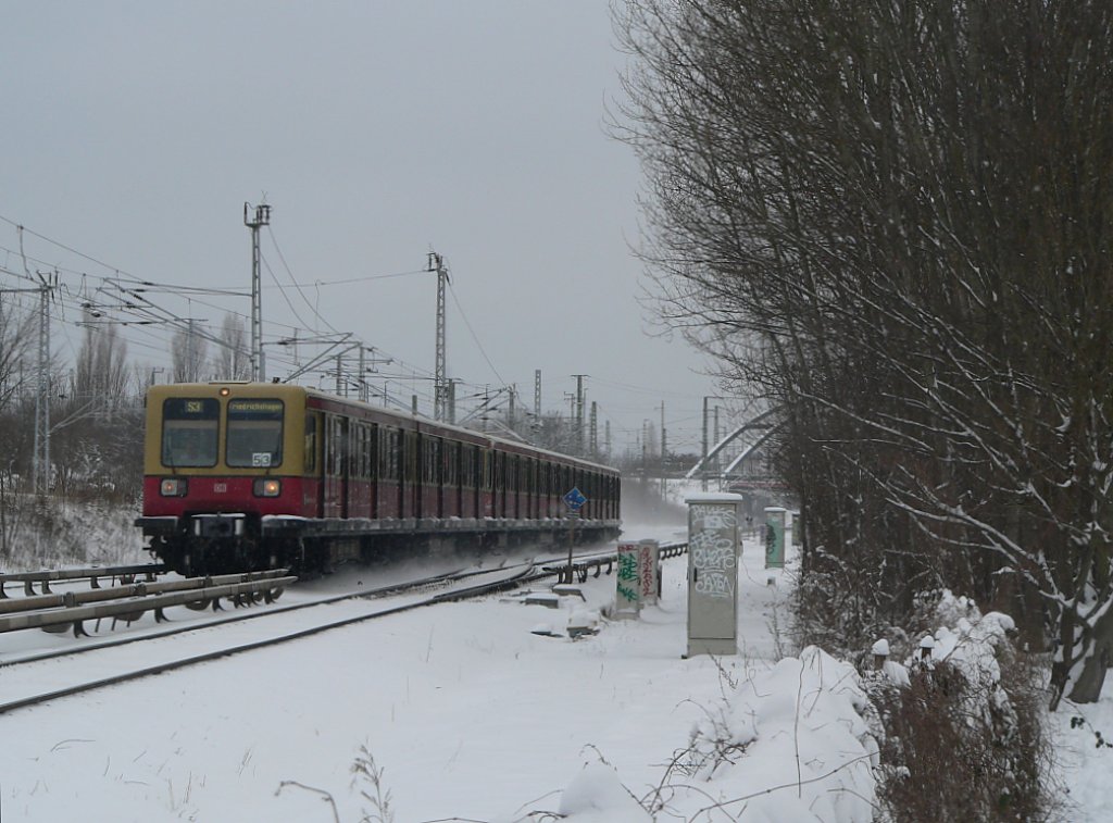 Eine S-Bahn der Baureihe 485 auf der S3 nach Erkner, hier zwischen Rummelsburg und Betriebsbahnhof Rummelsburg. 31.12.2009