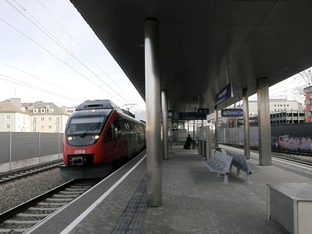 Eine S-Bahn beim Halt des im Dezember 2009 in Betrieb genommenen S-Bahnhofes Salzburg-Aiglhof