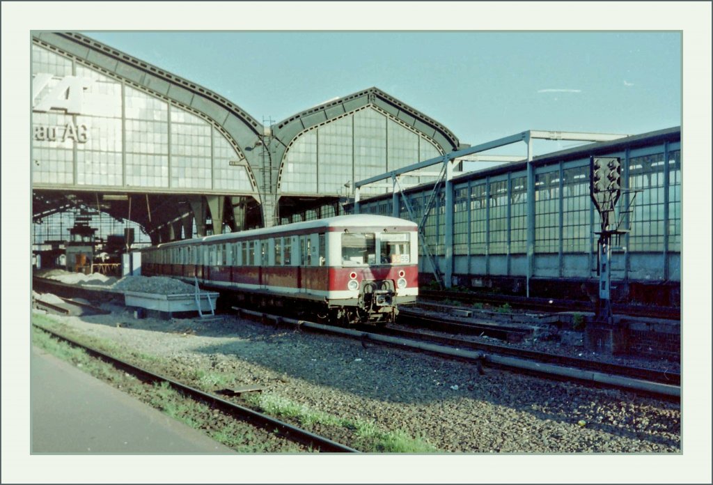 Eine S-Bahn der BR 476 verlsst als S5 den Bahnhof Friedrichstrasse. 
(Mai 1994/gescanntes Negativ)