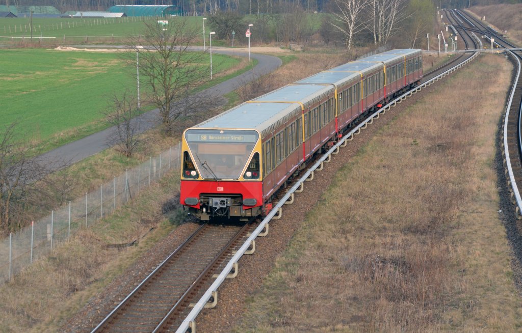 Eine S-Bahn der BR 480 erreicht am 11.04.12 den S-Bahnhof Schnflie. Aufgraund von Bauarbeiten verkehrte die Linie S8 von Birkenwerder bis zur Bornholmer Strae.