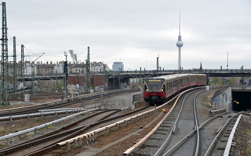 Eine S-Bahn der BR 480 erreicht am 11.04.12 den S-Bahnhof Bornholmer Strae.