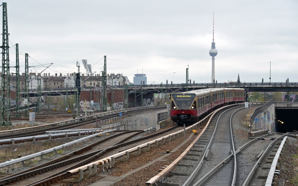 Eine S-Bahn der BR 480 erreicht am 11.04.12 den S-Bahnhof Bornholmer Strae.