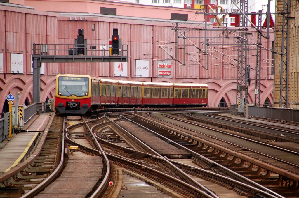 Eine S-Bahn der BR 481 erreicht in k�rze den Alexanderplatz.