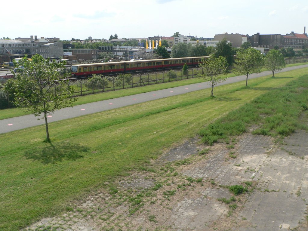 Eine S-Bahn der BR 481 nahe dem ehemaligen Flughafen Berlin Tempelhof. 10.6.2010