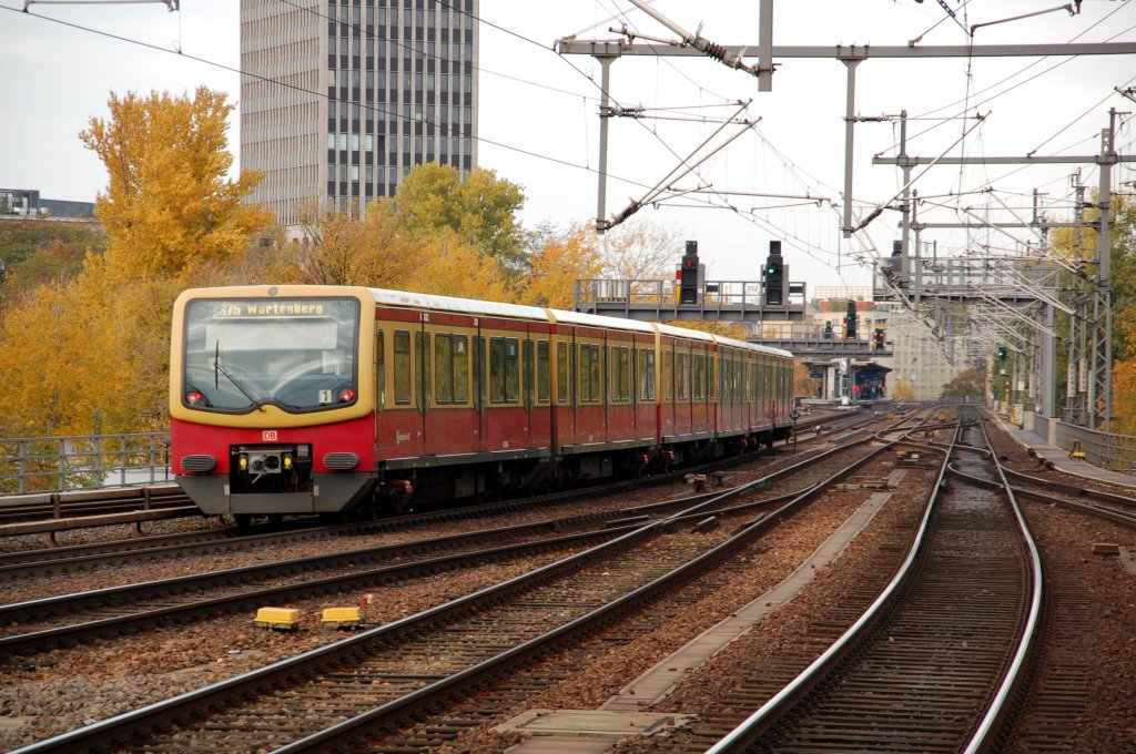Eine S-Bahn der BR 481 verl�sst am 26.10.09 Berlin Zoo Richtung Tiergarten.