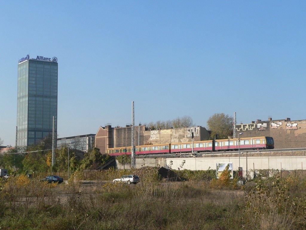 Eine S-Bahn der BR 481 vor dem Allianz-Tower, 31.10.2009