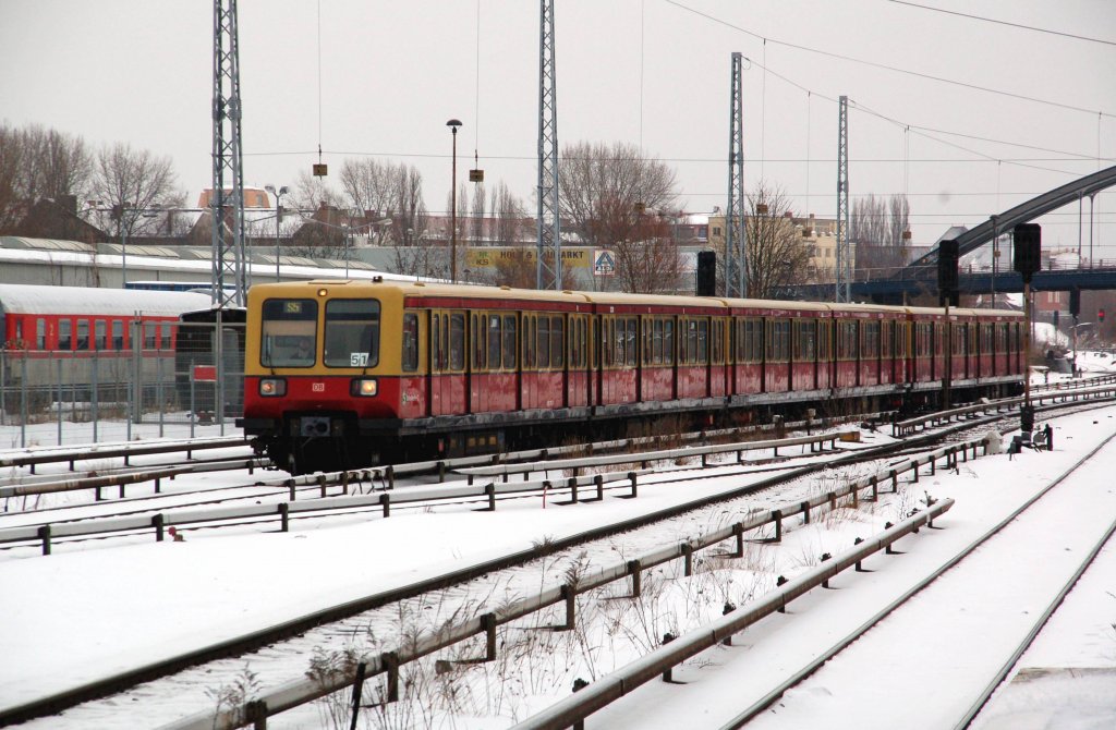 Eine S-Bahn der BR 485 erreicht am 30.01.10 die Warschauer Strae.