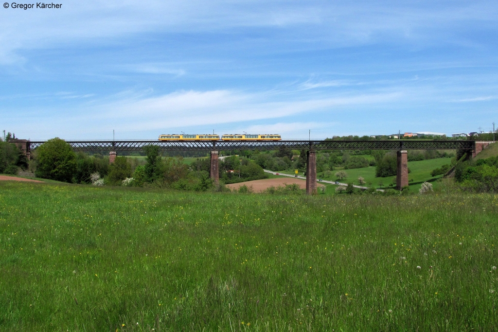 Eine S-Bahn Karlsruhe passiert auf der Fahrt nach Eutingen (Gu) den Kbelbachviadukt. Aufgenommen am 17.05.2012 in Aach bei Dornstetten.