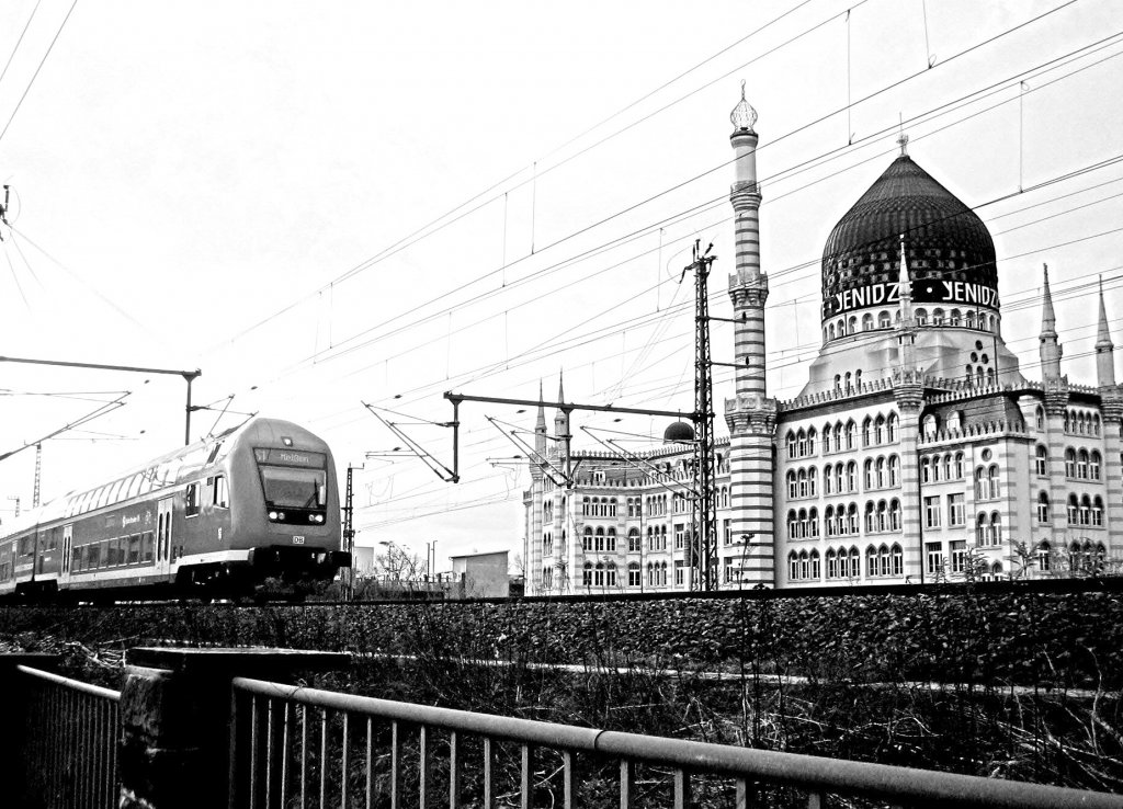 Eine S-Bahn kurz vor DD-Neustadt. Im Hintergrund ist die Yenidze zu sehen. Aufgenommen am: 18.01.2011