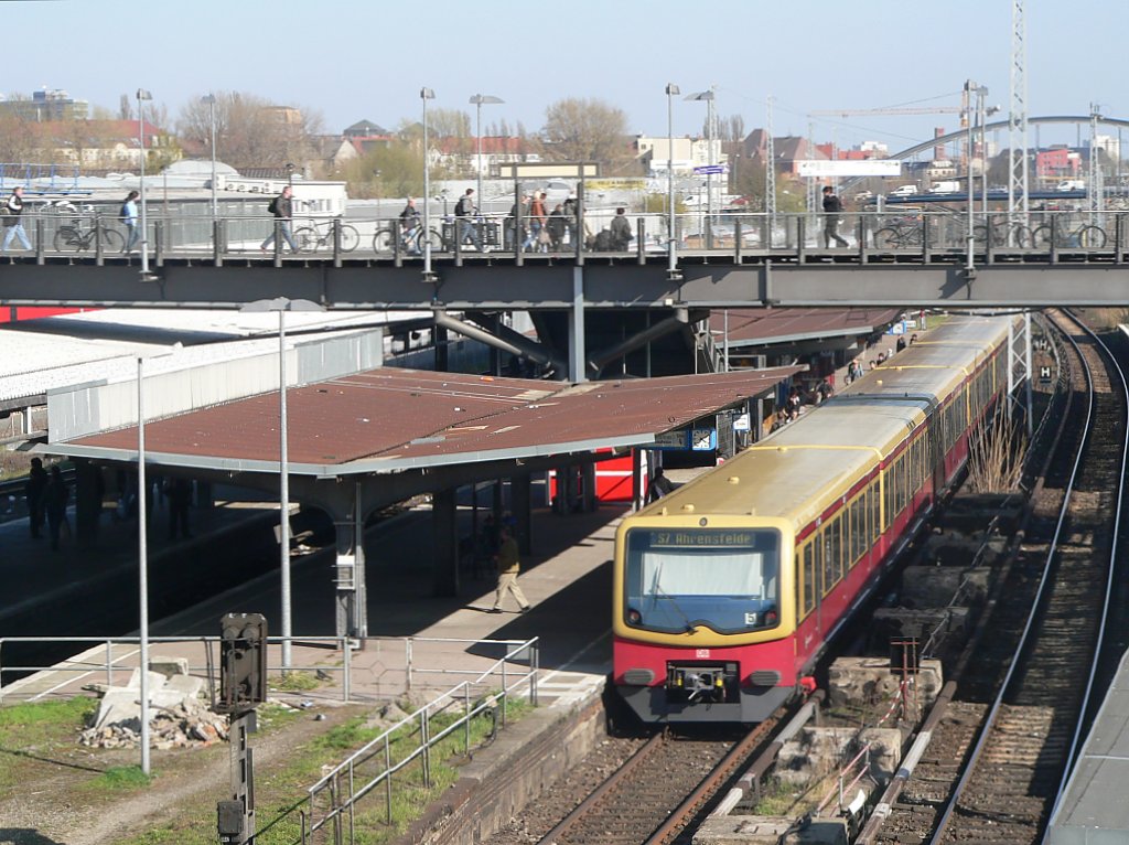 Eine S-Bahn nach Ahrensfelde im Bahnhof Warschauer Strae. Die Fugngerbrcke ist ein Provisorium, der Bahnhof befindet sich im Umbau.  7.4.2010