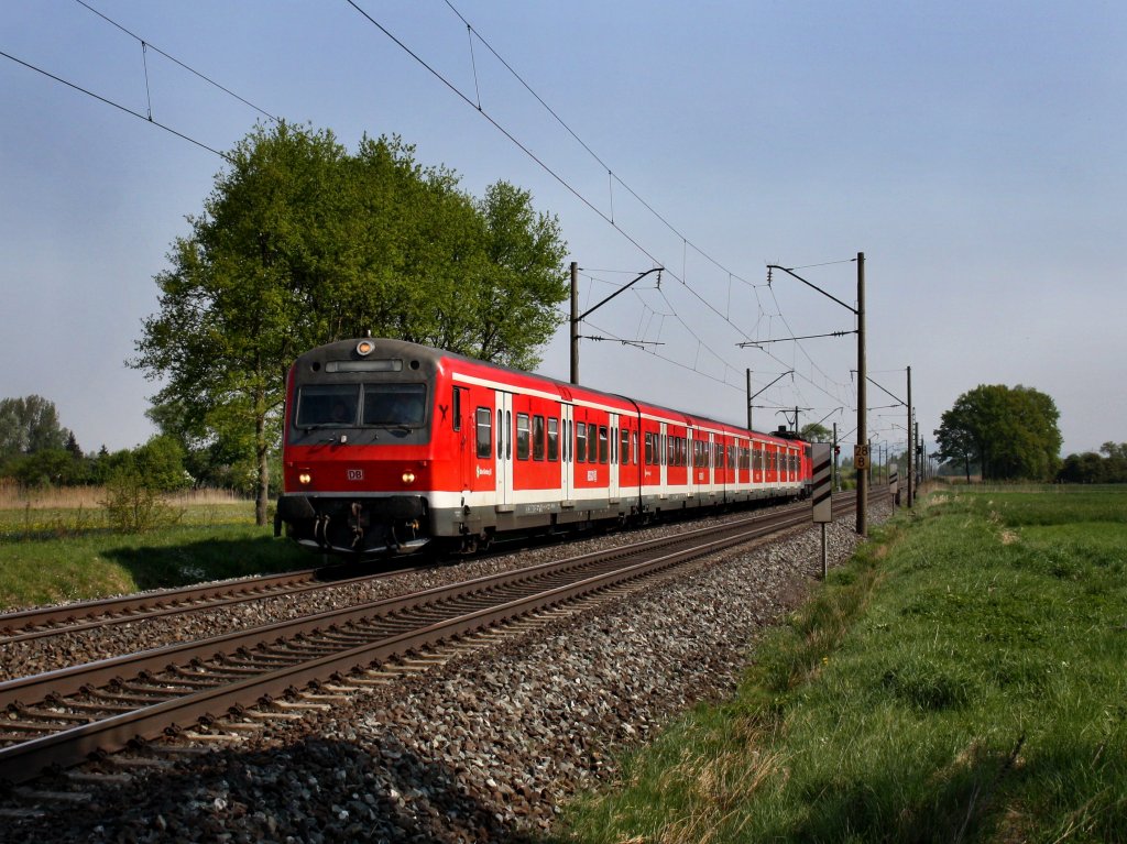 Eine S Bahn nach Nrnberg am 24.04.2011 unterwegs bei Bubenreuth. 