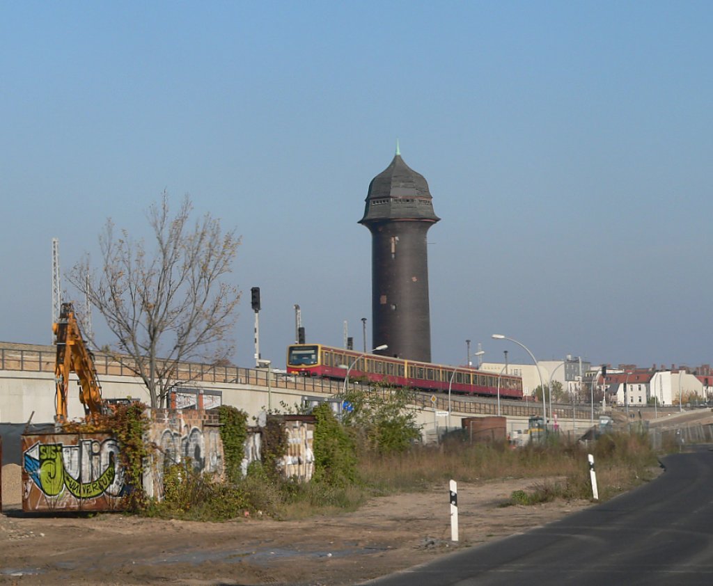Eine S-Bahn vor dem Wasserturm am Ostkreuz. Neue Fahrzeuge, neue Trassen, neue Stra�en - aber der Turm bleibt. �brigens auch nach der Sanierung des Ostkreuz, denn er ist denkmalgesch�tzt. Im Vordergrund sieht man die provisorische Kynaststra�e. 31.10.2009