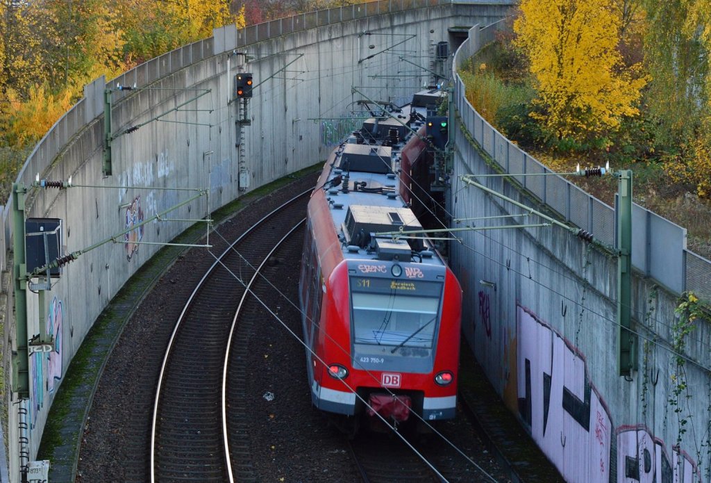 Eine S11 nach Bergisch Gladbach ist hier beim Verlassen vom Flughafen Dsseldorf an der Unterfhrung des Kieshecker Weg und der S-Bahnstrecke und Fernbahn nach Duisburg. Sonntag 11.11.2012