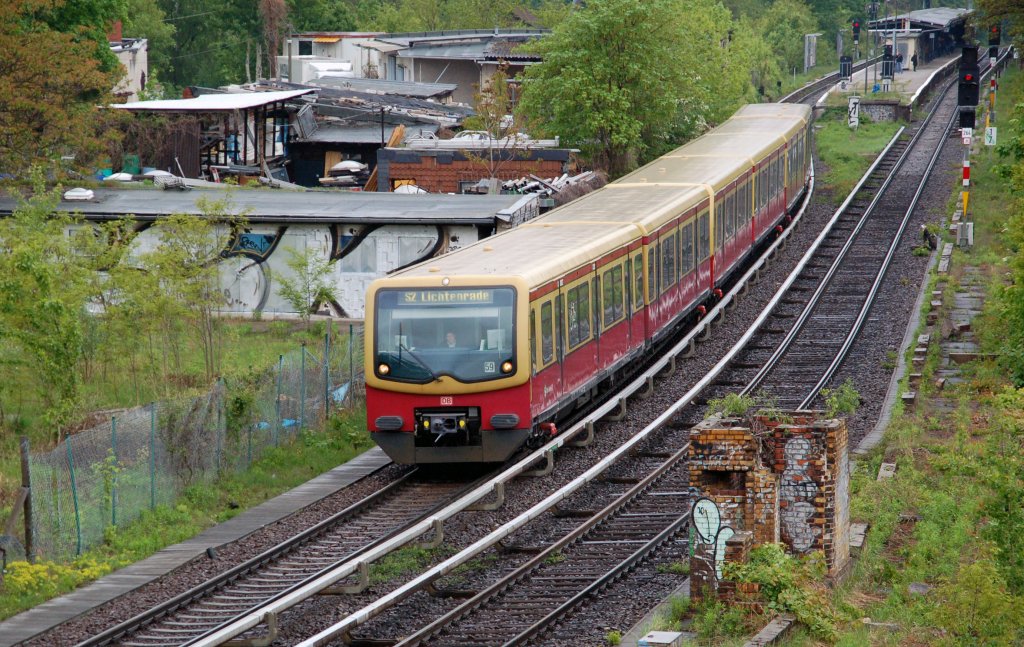 Eine S2 hat am 04.05.11 die Haltestelle Yorckstrae verlassen und ist nun nach Lichtenrade unterwegs. Fotografiert von der Monumentenbrcke.