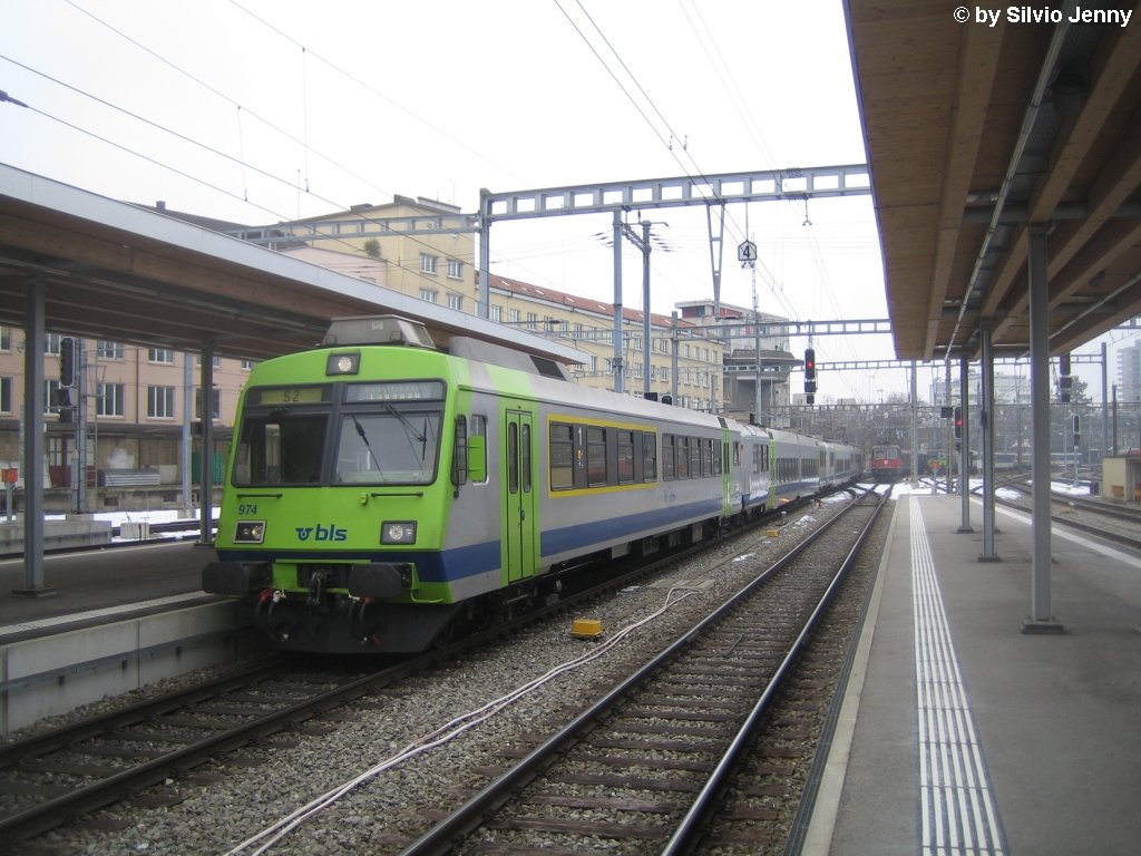 Eine S2 mit dem fhrenden ABt 50 63 39-33 974-5 (schiebender RBDe 565 733-3) am 9.2.2010 in Bern.