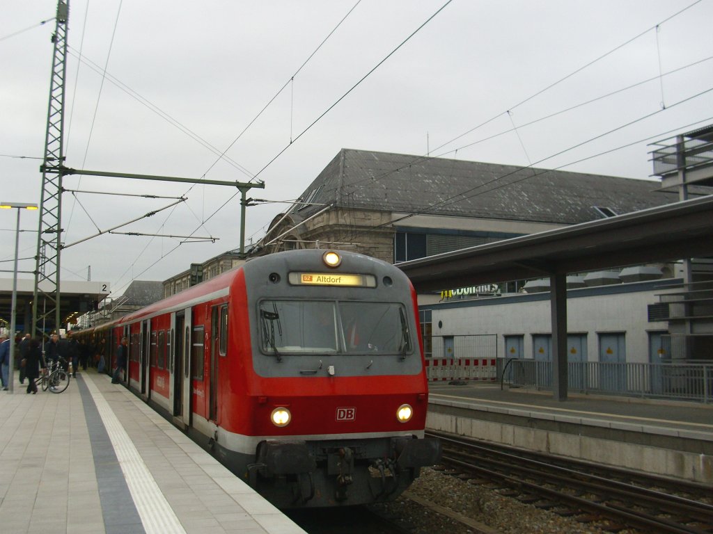 Eine S2 nach Altdorf steht 3. November 2010 auf Gleis 2 in Nrnberg Hbf.