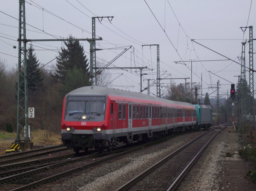 Eine S3 nach Nrnberg Hbf erreicht am 26. November 2011 mit fhrendem Wittenberger Steuerwagen den Bahnhof Feucht.