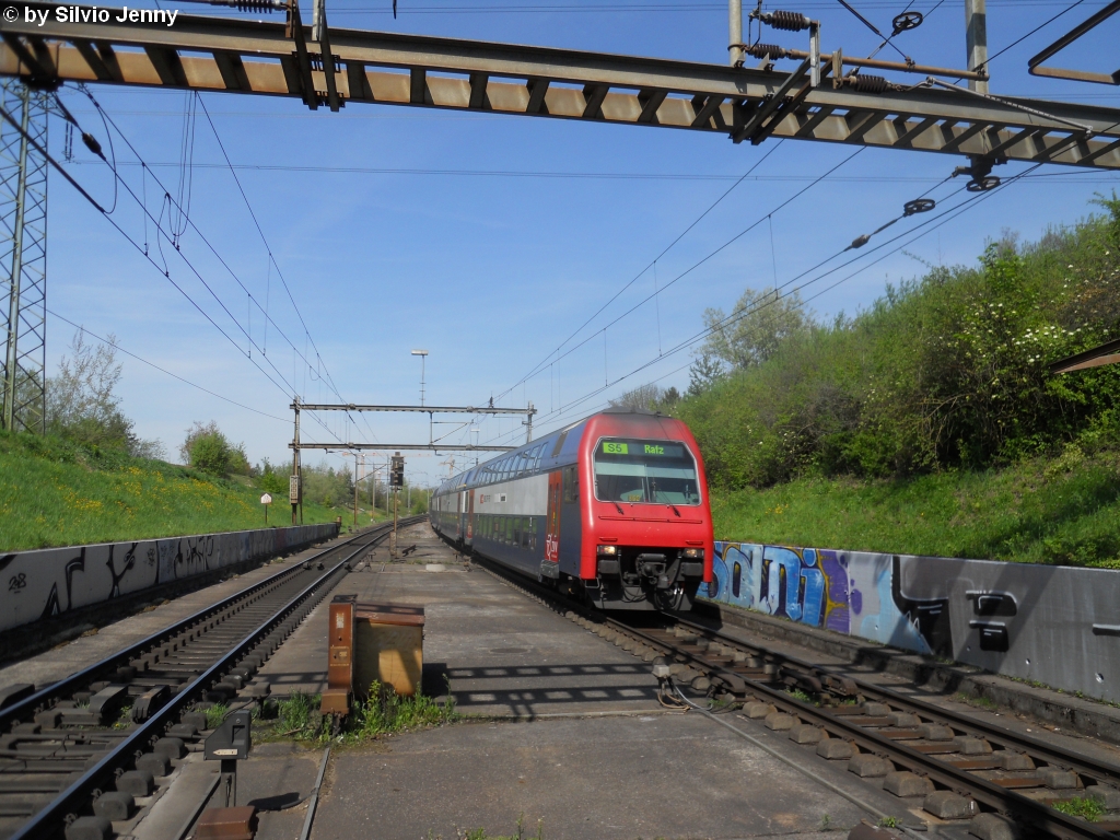 Eine S5 nach Rafz mit fhrendem Bt 50 85 26-33 987-6 am 29.4.2010 bei der Durchfahrt in Stettbach