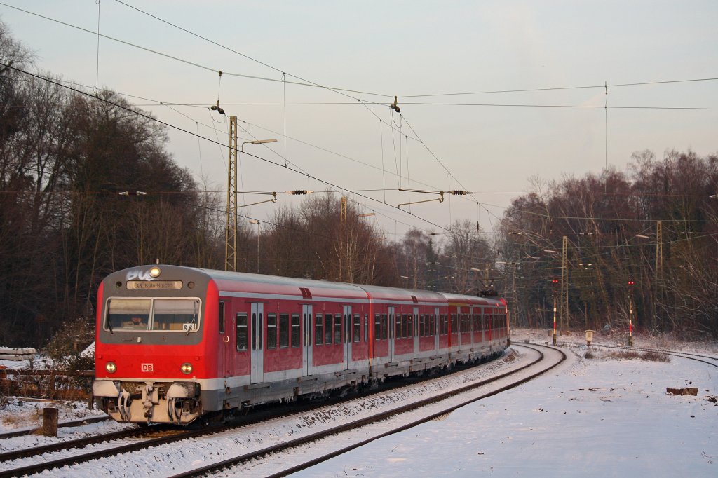 Eine S6 nach Kln-Nippes geschoben von 143 660 am Abend des 9.12.12 bei der Einfahrt in den Bahnhof Kettwig.