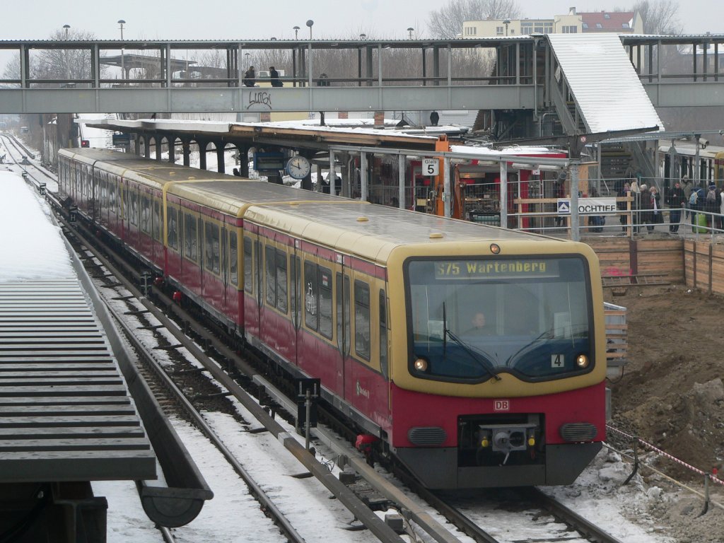 Eine S75 nach Wartenberg fhrt aus Ostkreuz aus. Wie man sieht, sind nun die Bauarbeiten voll im Gange. Auf der Linie S75 wird derzeit nur ein 20-Minuten-Takt angeboten, noch immer ist der S-Bahn-Verkehr in Berlin drastisch eingeschrnkt. 9.2.2010