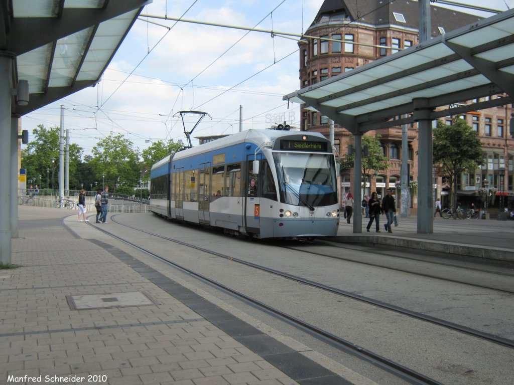 Eine Saarbahn fhrt die Haltestelle Saarbrcken Hauptbahnhof an. Die Aufnahme des Foto war am 04.09.2010.