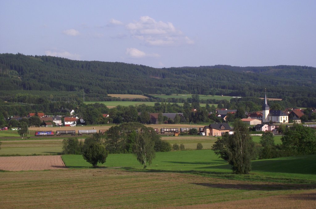 Eine SBB 421 ist am 22. August 2011 mit einem Kesselwagenzug bei Neukenroth Richtung Pressig unterwegs.