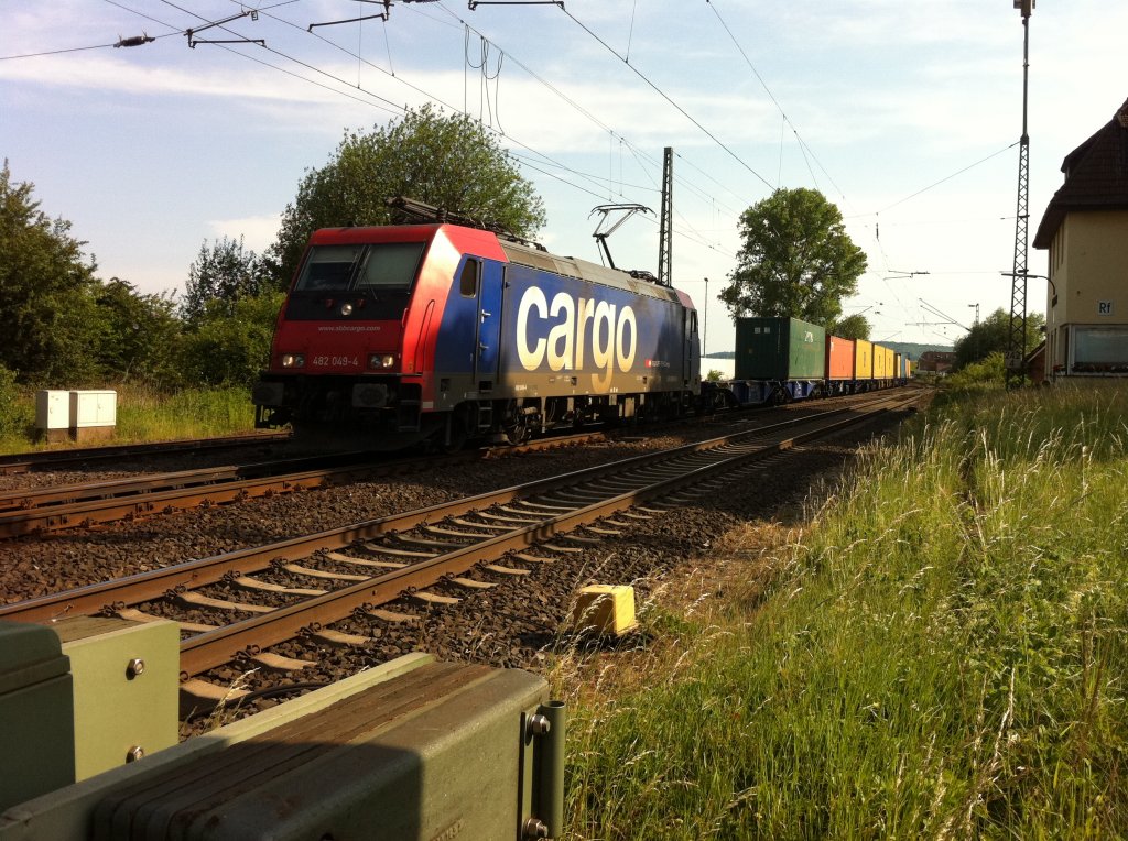 Eine SBB Cargo fuhr am 4.6.2011 mit langen Containerzug an einen Bahn�bergang in Rosdorf vorbei.