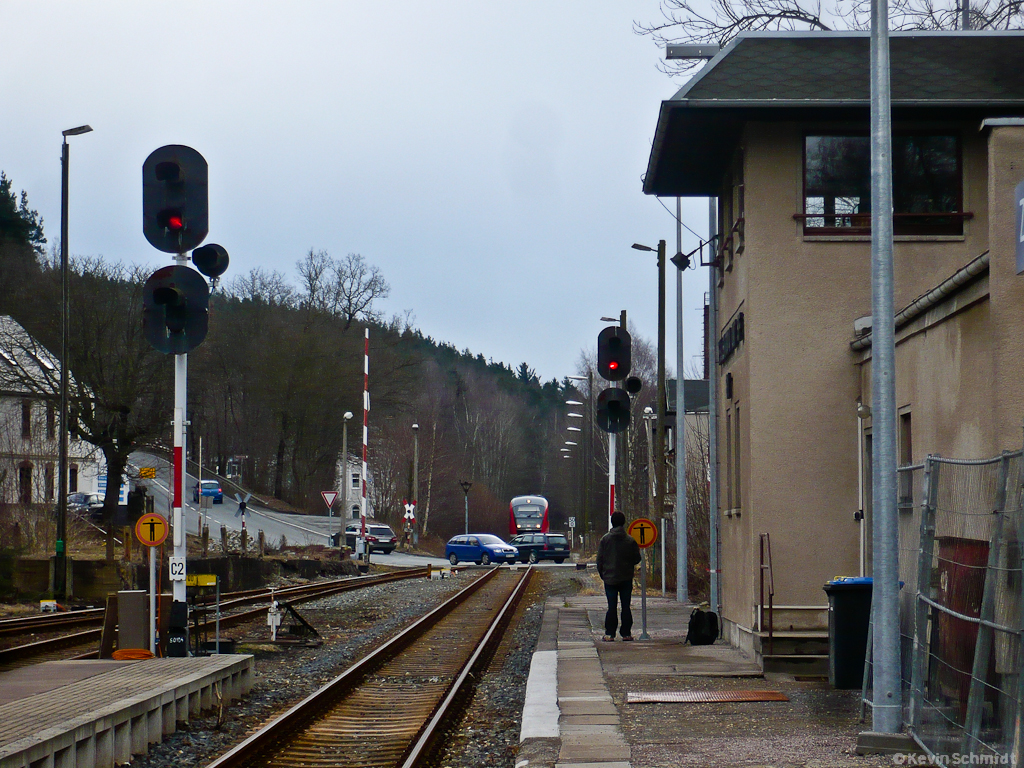 Eine scheinbar dramatische Situation ereignete sich am 12.02.2011 im unteren Bahnhof Zeulenroda: Mehrere Autos überqueren noch ungestört den geöffneten Bahnübergang, obwohl schon ein Desiro als RB nach Gera Hbf zu sehen ist.
