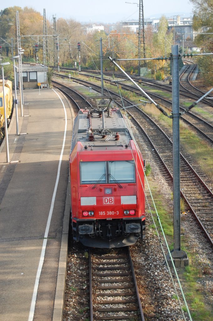 Eine von Schenkers neuesten, die 185 380-3, f�hrt am 30.10.2009 in G�ppingen auf das  Halt  zeigende Signal Richtung Ulm zu.