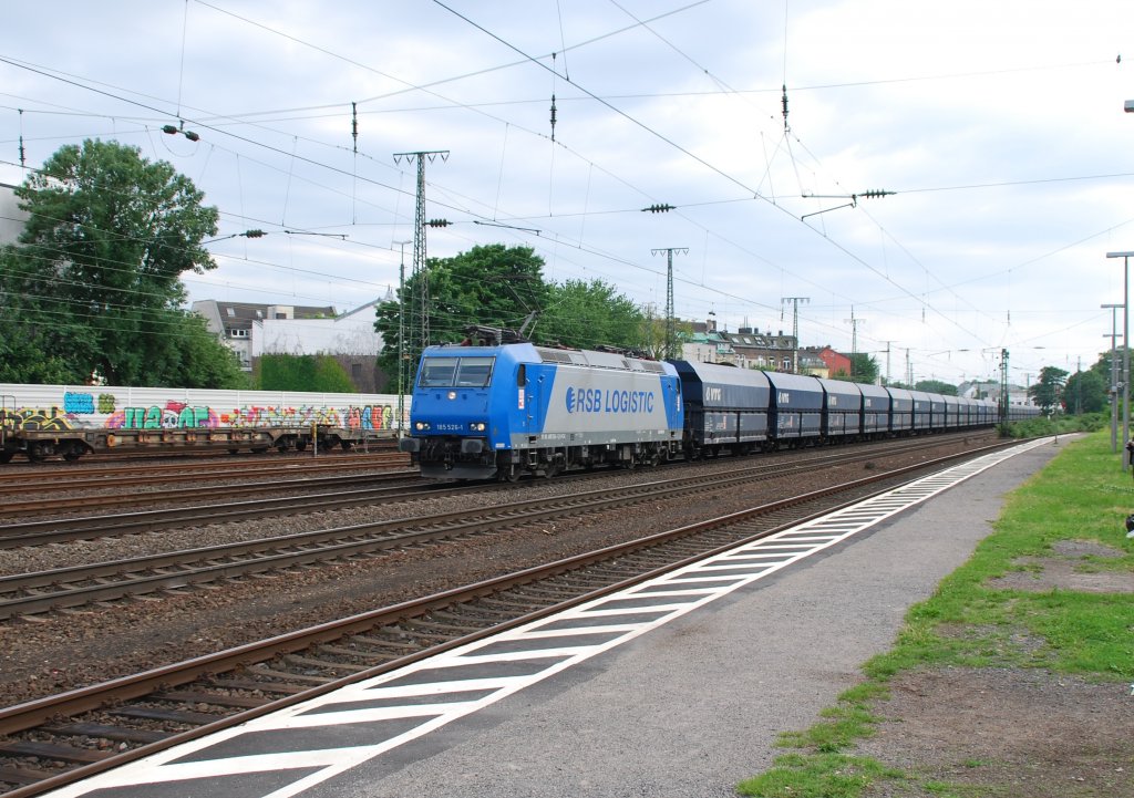 Eine schicke Kombination: Die Blau-Silberne 185 526-1 der RSB Logistic mit gut gef�llten blauen Schotterwagen. Hier aufgenommen von meiner Frau in K�ln-West am 30.06.2012.