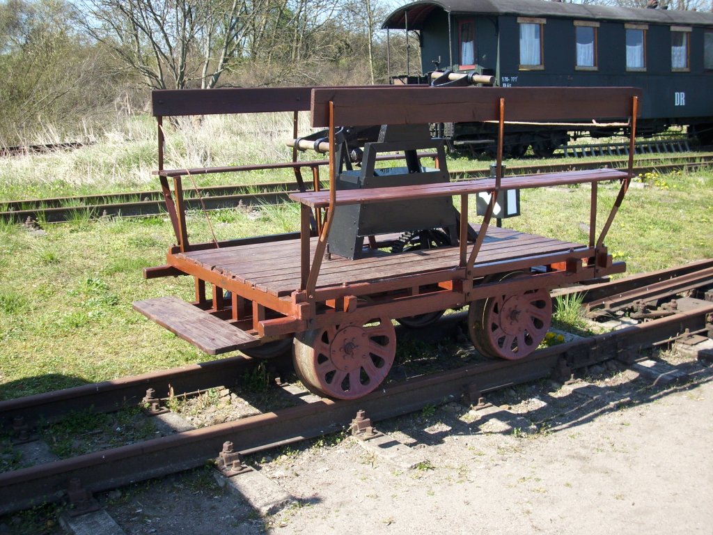 Eine Schmalspurdraisine im Traditionsbereich von Putbus.Heute im Zeitalter von Elektromotor war das damals pure Handarbeit um voran zukommen.