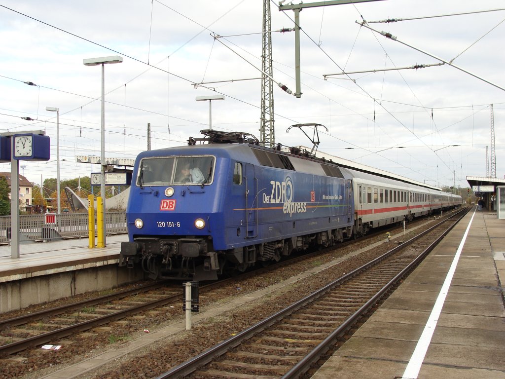 Eine schne berraschung heute Vormittag in Magdeburg Hbf (06.11.09). Der IC 2035 nach Leipzig war mit einem Ersatzwagenpark und 120 151-6 (ZDF Express) als Zuglok unterwegs. Fotografiert kurz vor der Abfahrt von Gleis 7.