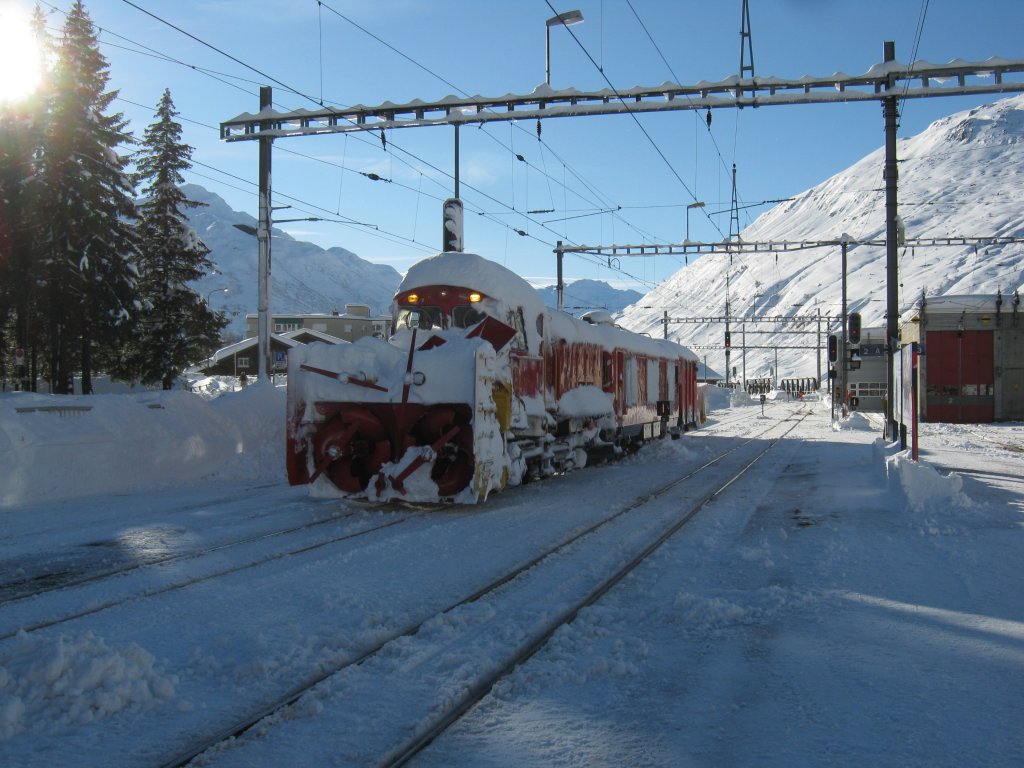 Eine Schneerumgarnitur der MGB in Andermatt. Vorne im Bild eine Schneeschleuder, in der Mitte eine Diesellok und auf der anderen Seite ein Schneepflugwagen, 23.12.2011.