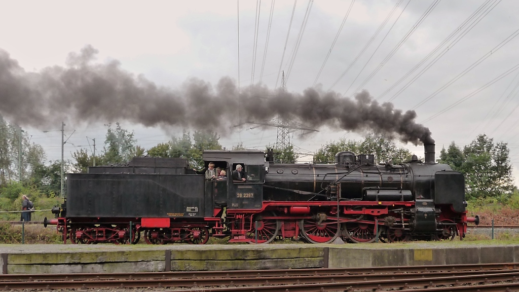 Eine sch�ne Rauchfahne zieht 38 2267 hinter sich her. Das Original zum vorhergehenden Bild schaut mit den vielen Besuchern nat�rlich moderner aus...