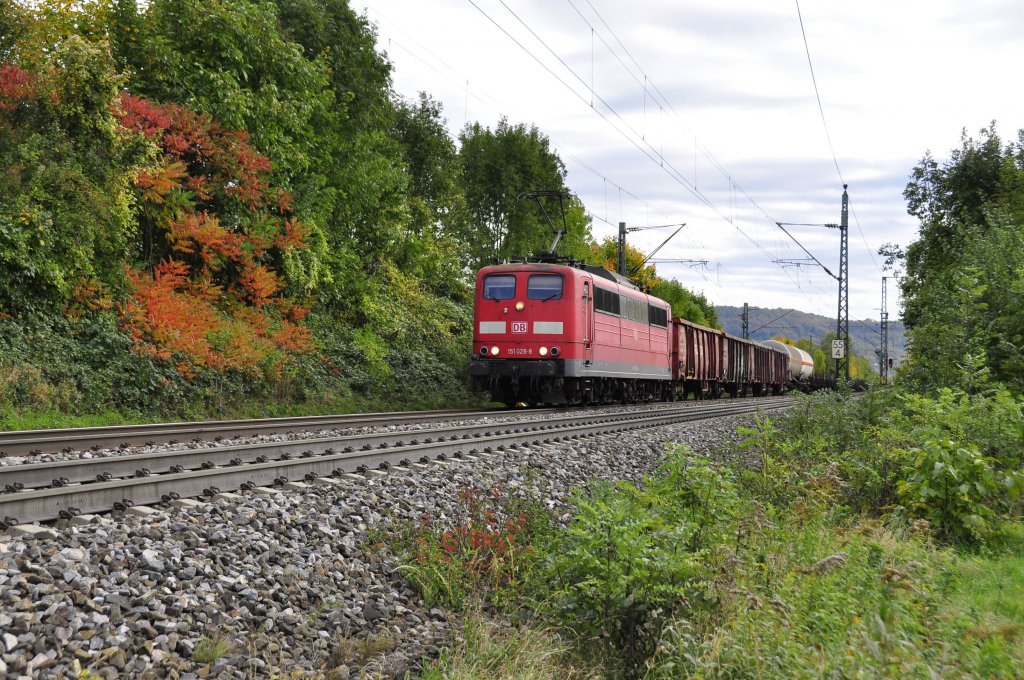 Eine der schnsten E-Loks ist ist wie ich finde die 151er.151 028 kam heute Mittag mit einem gem.GZ die Geislinger Steige herunter in Richtung Kornwestheim.Aufgenommen bei Kuchen/Fils am 17.10.2012

