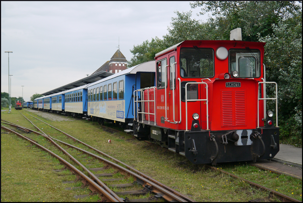 Eine der schnsten Eisenbahnstrecken und die letzte Schmalspurbahn der DB AG: Die Wangerooger Inselbahn. Hier stehen beide Zge im Bahnhof Wangerooge, nachdem sie neue Urlauber vom 3,4 km entfernten Inselhafen (Westanleger) abgeholt haben. Die kleine von Schma gebaute Diesellokomotive unter dem Namen 399 107-2 fhrt seit April 1999 zuverlssig im rauen Nordsee-Klima und wickelt mit 399 108 nahezu den gesamten Verkehr ab. Nur noch Ersatzweise kommen die beiden anderen 1990 gebauten Lokomotiven 399 105/106 zum Einsatz, da sie mit ihrer Motorleistung nicht ganz berzeugen knnen. Hier steht 399 106 mit ein paar Gterwagen auf Gleis Zwei. (28.08.2012)