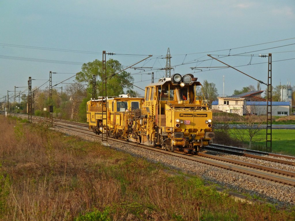 Eine  Schotterbrste  und ein Schienenstopfer am 13.04.12 im Abendlicht bei Buggingen.