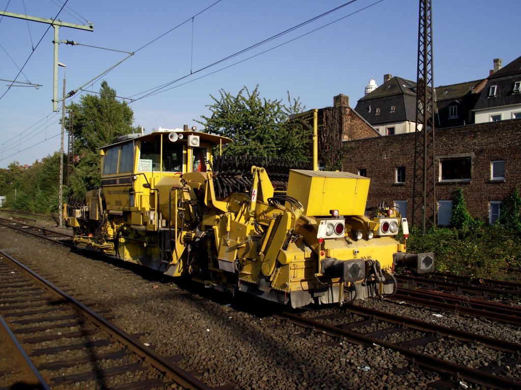 Eine Schotterplaniermaschine steht am 24.09.11 in Frankfurt am Main Sd
