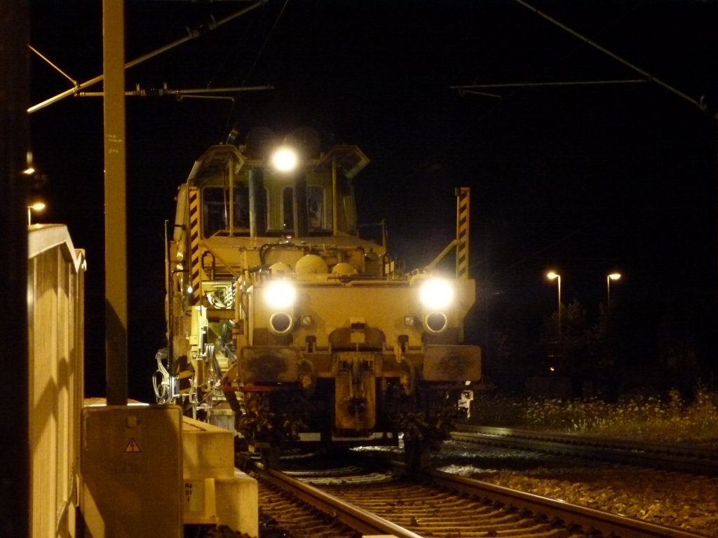 Eine Schotterstopfmaschiene verlie am Abend des 26.7.2011 den Hauptbahnhof in hringen.In dieser Nacht wurde nmlich am Gleis gearbeitet. Ich machte das Bild negen dem Reisendenberweg.