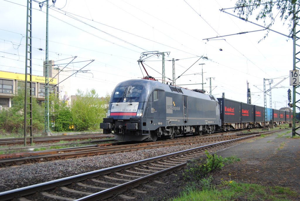 Eine schwarze 182 der MRCE, mit Container am 27.04.10 in Lehrte.
