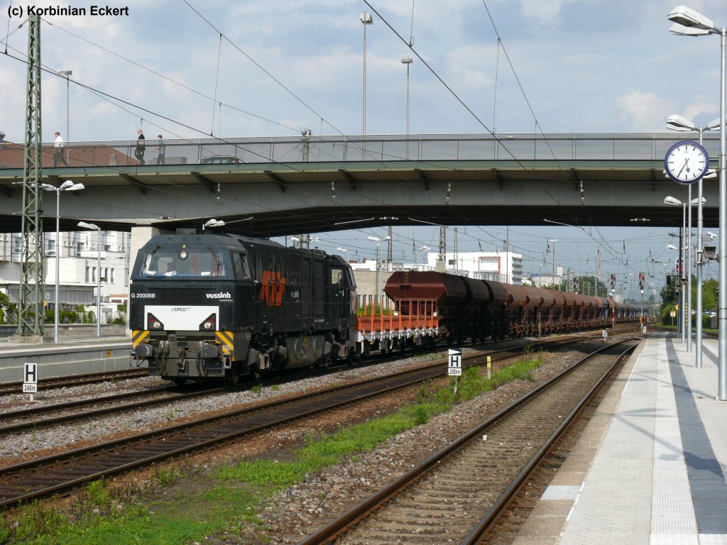 Eine schwarze Vossloh G 2000BB der RTS mit einem Bauzug aus sterreich auf dem Weg nach Nrnberg bei der Durchfahrt in Regensburg Hbf, 11.08.2010