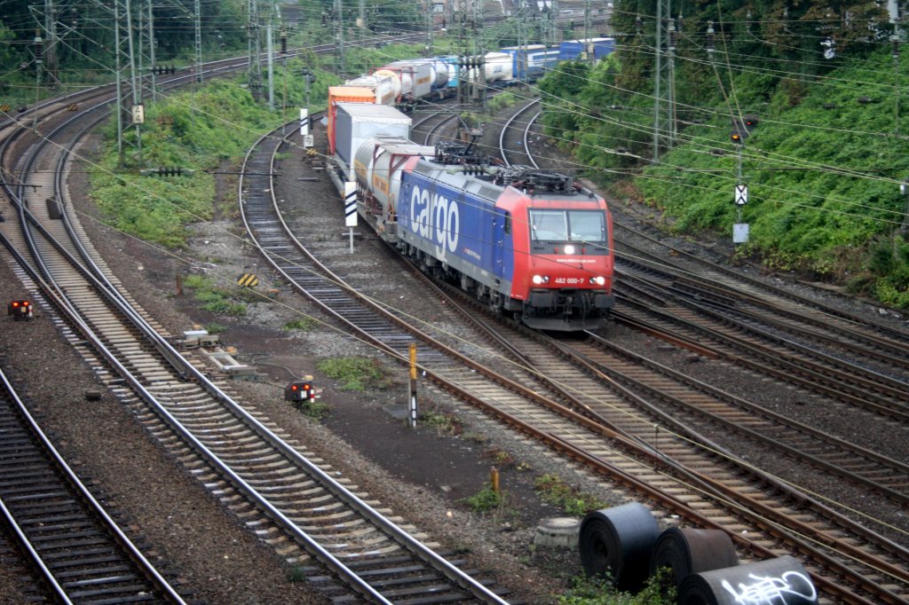 Eine Schweizer 482 000-7 von der SBB Cargo kommt mit einem gemischten Containerzug aus Richtung Kln und fhrt in Aachen-West ein  bei Wolken.
Aufgenomen von der Brcke der Turmstrae in Aachen.
19.7.2011