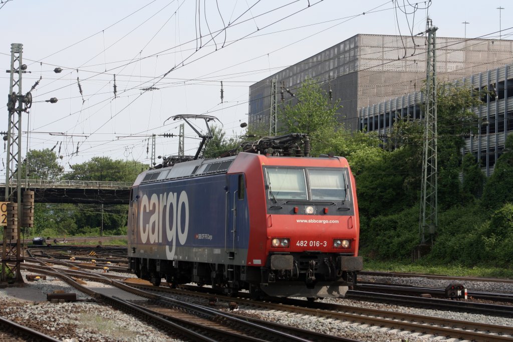 Eine Schweizer 482 016-3 von SBB Cargo rangiert in Aachen-West bei Sommerwetter.
7.5.2011