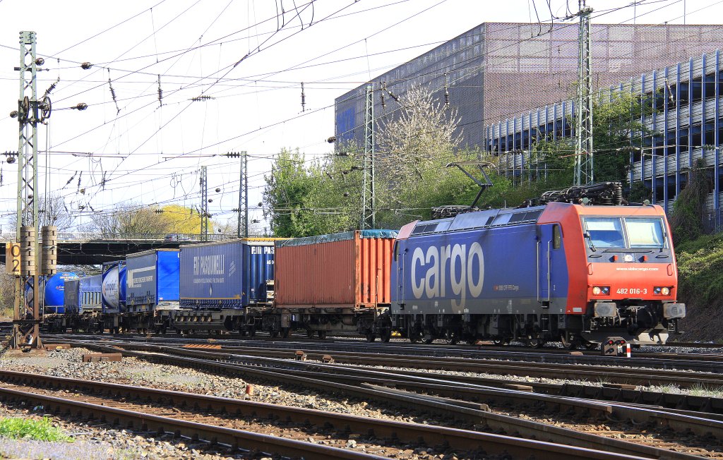 Eine Schweizer 482 016-3 von SBB Cargo kommt mit einem Containerzug aus Italien ber Kln nach Belgien und fhrt in Aachen-West ein bei Sonnenschein am 22.4.2012.