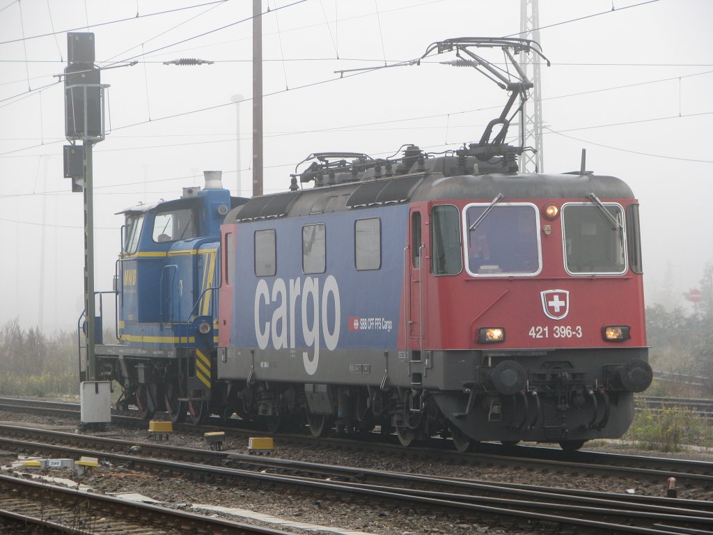 Eine schweizer Ellok und eine Mittelweserbahn V 60 auf dem Weg von Stendal in Richtung Wittenberge am 11.10.2010