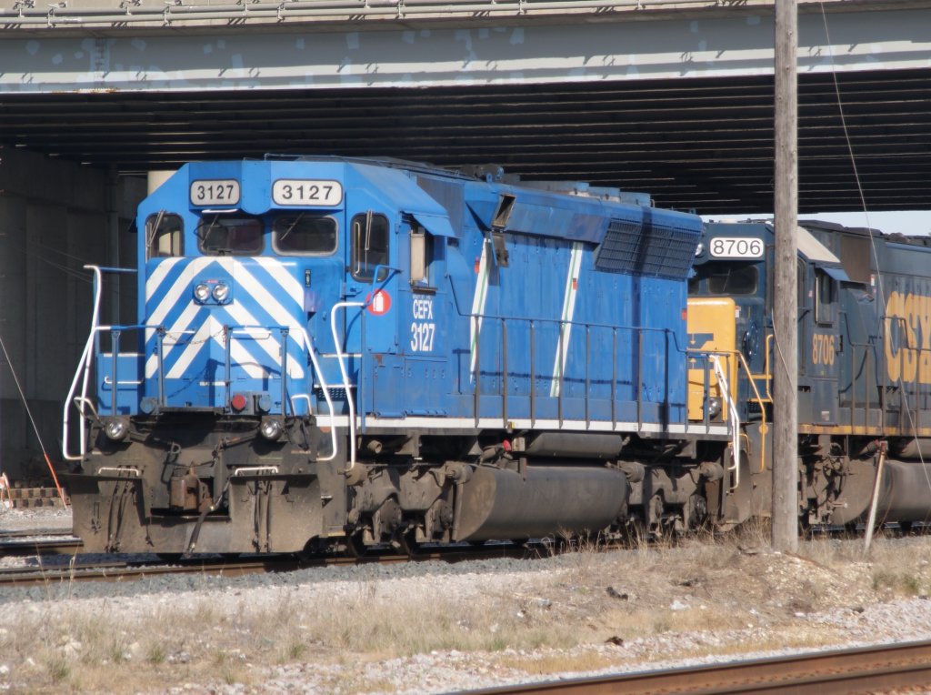 Eine SD 40-M2 (umgebaute SD 45) des Leasingunternehmens CEFX #3127 fhrt eine SD 60 der CSX. Aufnahme im Bensenville-Yard bei Chicago. Datum: 13.6.2012