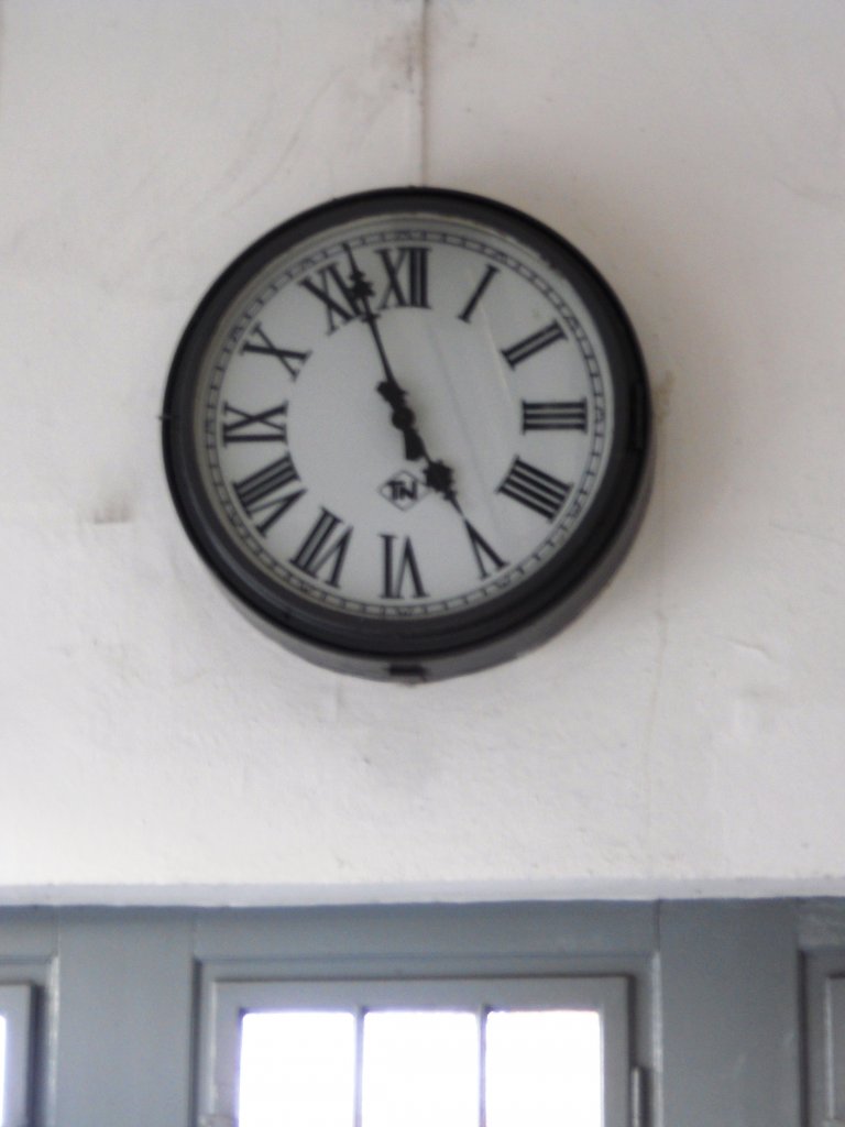 Eine sehr sch�ne, alte Bahnhofsuhr im Empfangsgeb�ude des S-Bahnhofes Frohnau an der Linie S 1 am 06.03.2010.