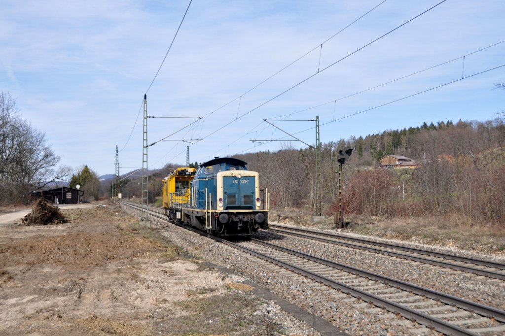 Eine sehr Schne V100.20 fuhr mir heute bei Gingen/Fils durchs Bild.Die Lok die jetzt als 212 329 bezeichnet wird und zu DB Fahrwegdienste Karlruhe gehrt ist auf dem Weg Richtung Ulm.Bild entstand am 17.3.2012.
