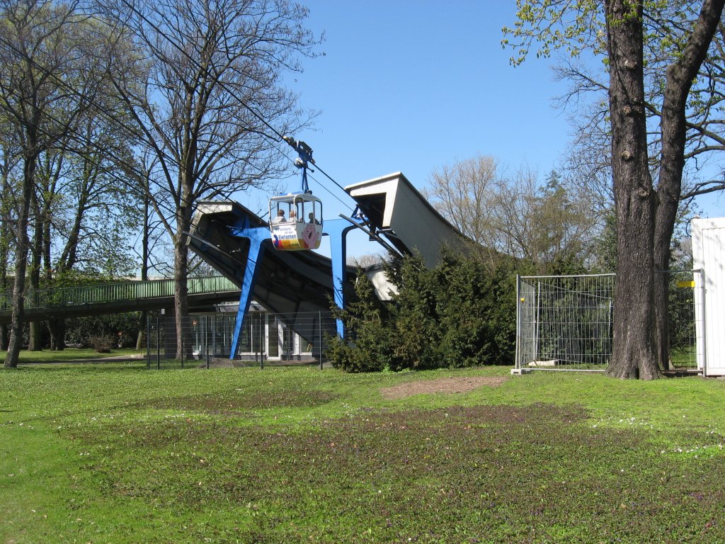 Eine Seilbahn der Rheinseilbahn Kln erreicht am 06. April 2010 ihre linksrheinisch liegende Haltestelle.