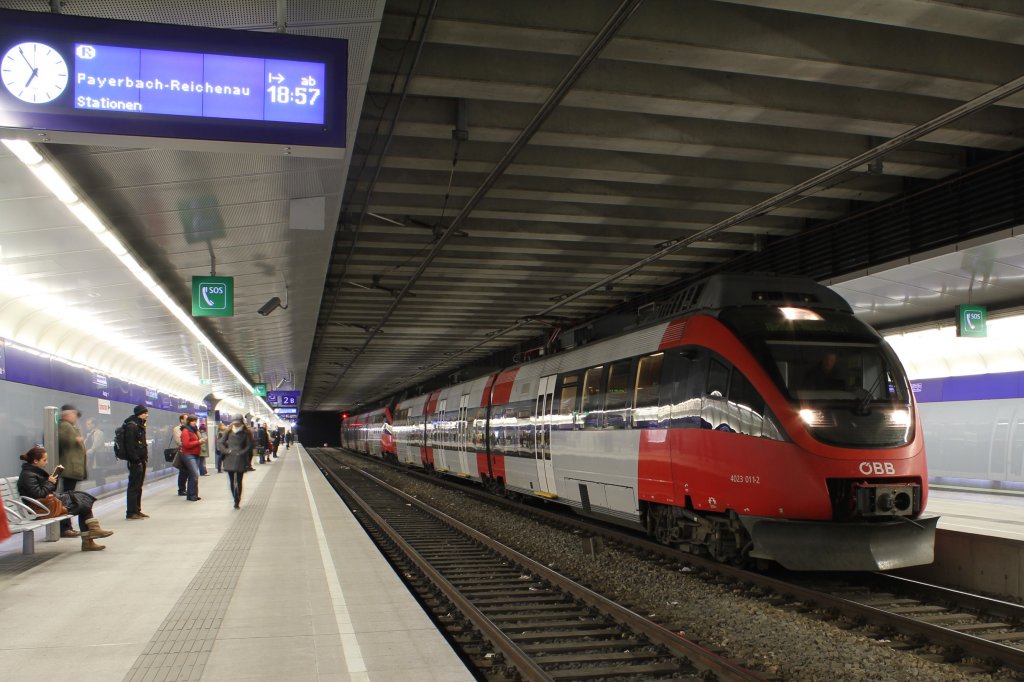 Eine seltene Kombination aus einem selten Gast in Wien, dem 4023 011 mit 4124 011, hier als S5 21752 von Wiener Neustadt Hauptbahnhof (Nb) nach Absdorf-Hippersdorf (Ah) in der Haltestelle Wien S�dtirolerplatz; am 14.11.2011